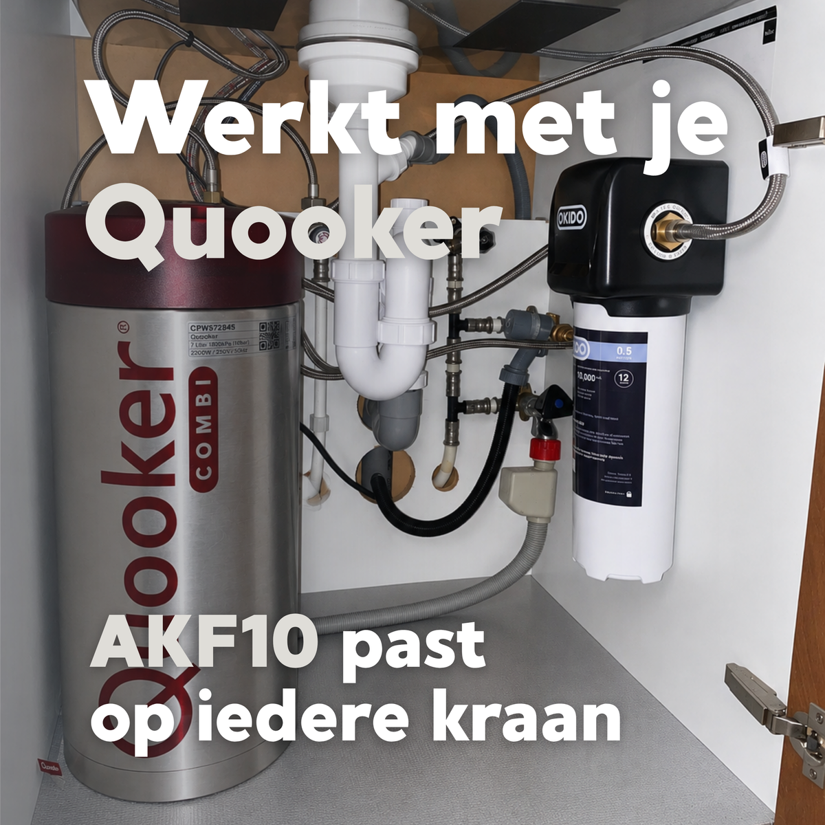 OKIDO AKF10 waterfilter geïnstalleerd onder de gootsteen naast een Quooker-reservoir.