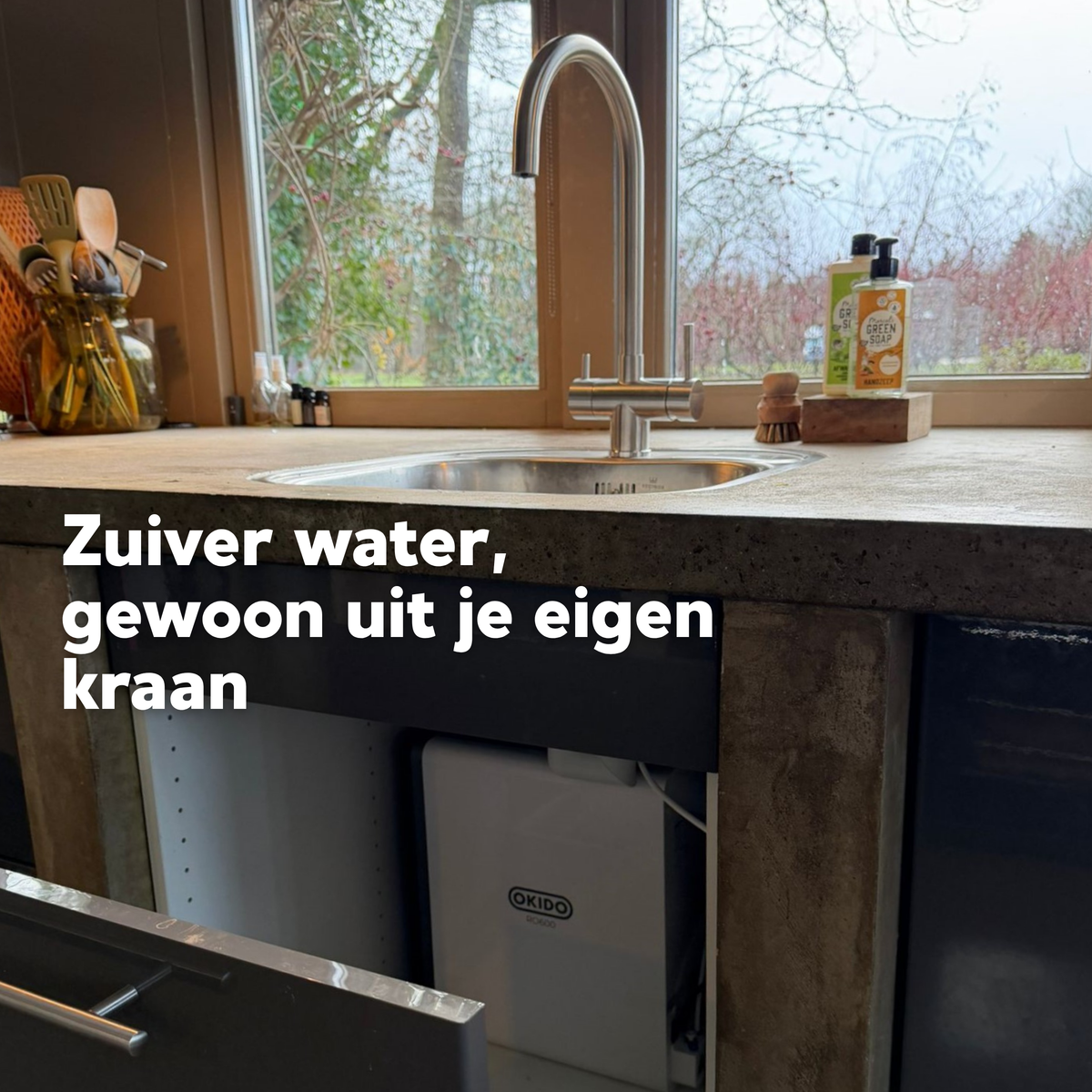 OKIDO waterfiltersysteem geïnstalleerd onder de gootsteen voor gezuiverd kraanwater