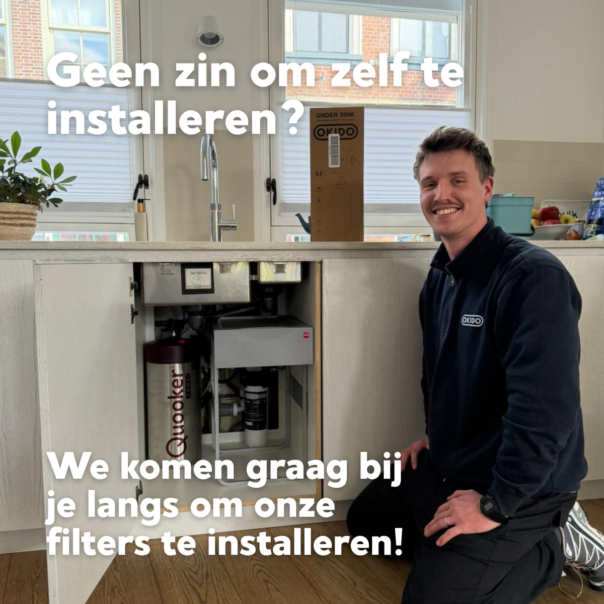 OKIDO monteur bij een geïnstalleerd waterfiltersysteem onder de keukengootsteen