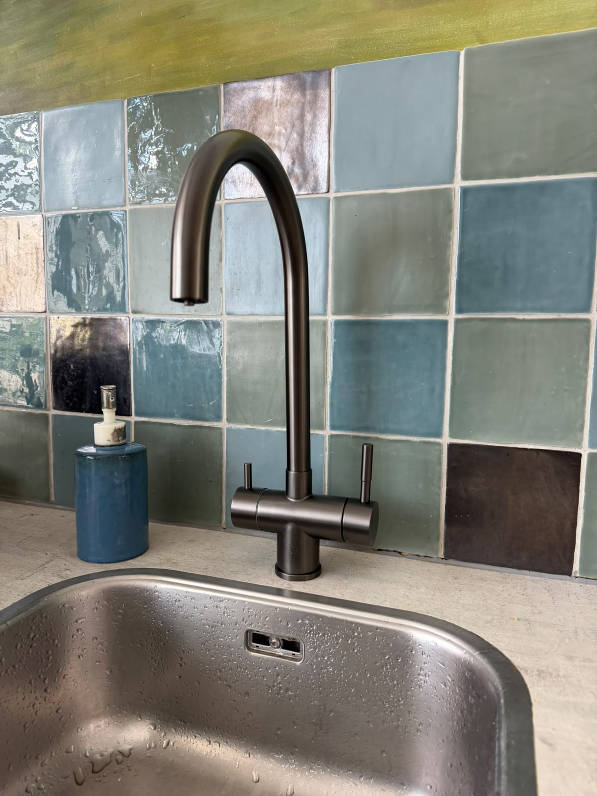 OKIDO driewegkraan in gunmetal met gekleurde tegels, klantfoto